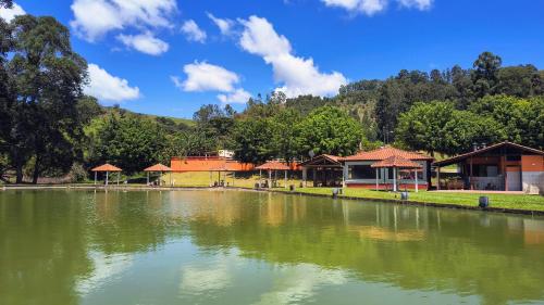 a large body of water with buildings and trees at Pousada & Pesca Esportiva Fazolin in Socorro