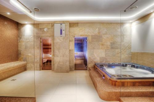ein Badezimmer mit Whirlpool-Badewanne im Zimmer in der Unterkunft Pensjonat Kazimierski in Kazimierz Dolny