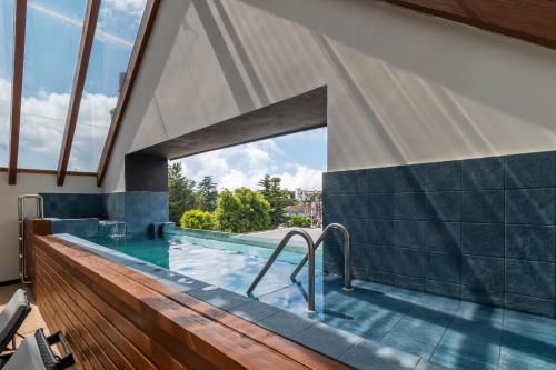 - une piscine dans une maison avec une grande fenêtre dans l'établissement Apartamento You Canela 207, à Canela