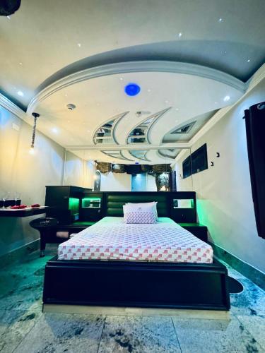 a bedroom with a large bed with a ceiling at Cachoeiras Motel - Hotel in Sao Paulo