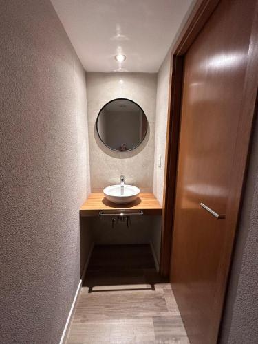 a bathroom with a sink and a mirror at Semipisos Balcarce in Balcarce