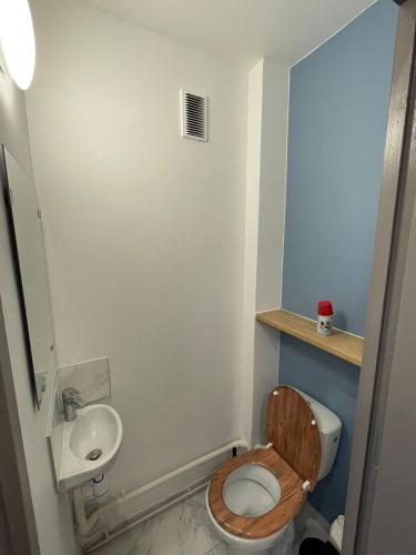 une petite salle de bain avec toilettes et lavabo dans l'établissement Studio, à Saint-Gratien