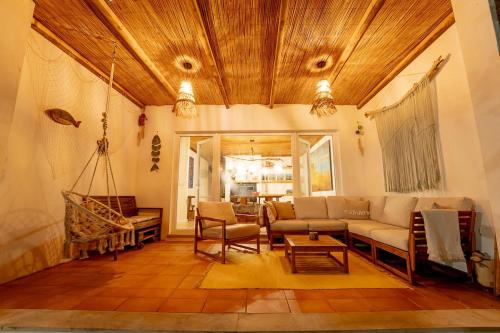 a living room with a couch and a table at RiaEncontros- Villa T4 junto Ria e Pinhal in Aveiro