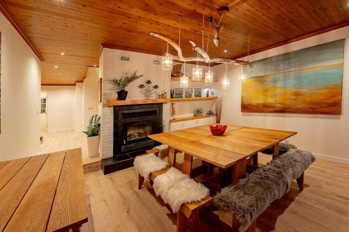 una sala da pranzo con tavolo in legno e camino di RiaEncontros- Villa T4 junto Ria e Pinhal ad Aveiro
