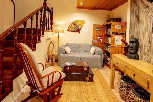 un soggiorno con un letto e una scrivania di RiaEncontros- Villa T4 junto Ria e Pinhal ad Aveiro