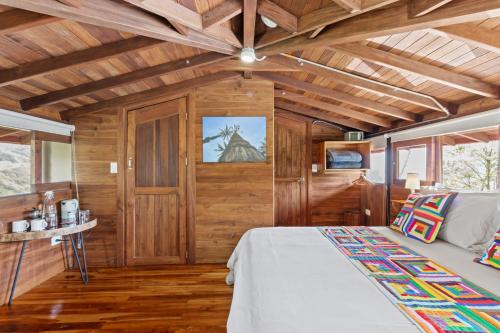 Una cama o camas en una habitación de Gulupa Ecolodge