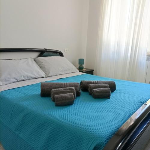 a bed with three brown towels on top of it at Villa Annette #Vivere la Puglia in Villa Castelli