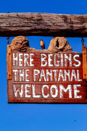 a sign with a bird sitting on top of it at Hotel Pantanal Mato Grosso in Poconé
