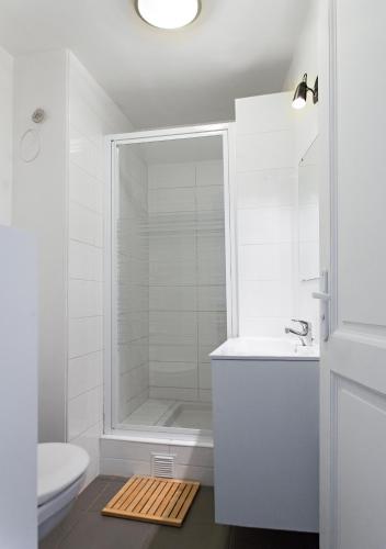 une salle de bain avec une douche, des toilettes et un lavabo dans l'établissement Appartement Avec Terrasse, à Honfleur