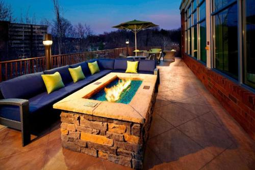 a blue couch sitting on top of a patio at Courtyard by Marriott Knoxville West/Bearden in Knoxville