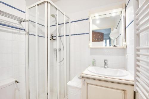 une salle de bain blanche avec une douche et un lavabo dans l'établissement Village Pont Royal en Provence - maeva Home - Appartement climatisé 3 pièces 6 personnes - Prestige MAE-9681, à Mallemort