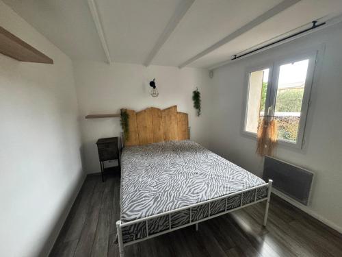 une chambre avec un lit dans une pièce dans l'établissement Maison loft au pied du luberon, à Cavaillon