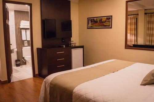 Postel nebo postele na pokoji v ubytování Gran Hotel Cochabamba