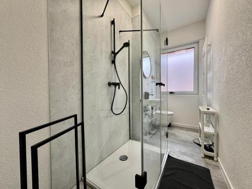 a bathroom with a shower with a glass door at Modernes Stadt-Apartment - HELMUT - in Bad Mergentheim