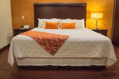 Postel nebo postele na pokoji v ubytování Gran Hotel Cochabamba
