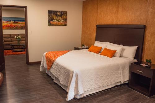 Postel nebo postele na pokoji v ubytování Gran Hotel Cochabamba