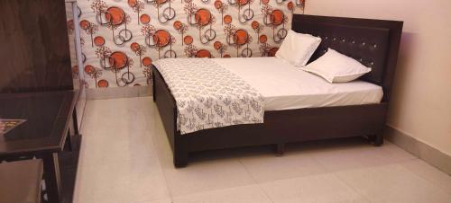 En eller flere senge i et værelse på Hotel O Home Shree Narayana Homestay