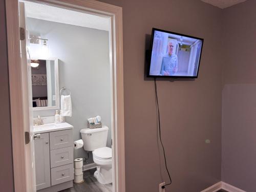 チャタヌーガにあるDowntown Home in Chattanoogaのバスルーム(テレビ付)