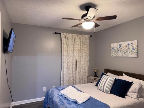 チャタヌーガにあるDowntown Home in Chattanoogaのベッドルーム(シーリングファン、ベッド付)