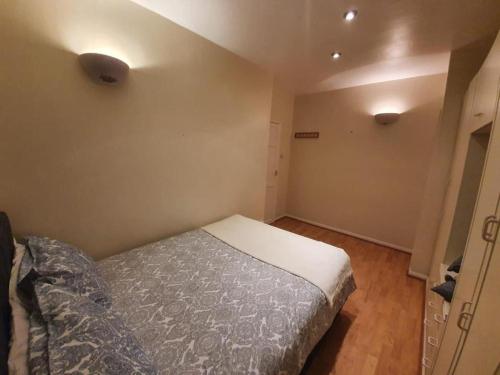 a bedroom with a bed in a room at SAV Stays Apartments Watford in Watford