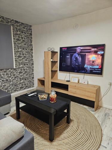 TV i/ili multimedijalni sistem u objektu Apartman Kućica - Netflix, besplatan parking Smederevo