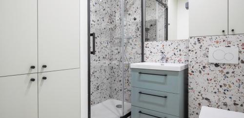 une salle de bain avec un lavabo et une douche dans l'établissement Appartement d'une chambre, à Paris
