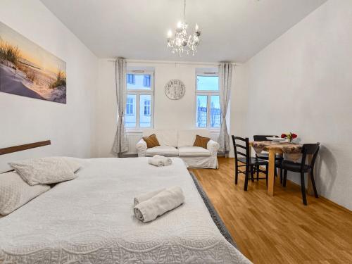 Modern Three-Bedroom, Triple King Beds