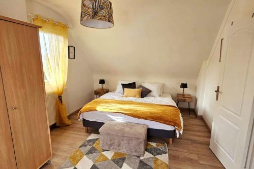 une chambre avec un grand lit et une fenêtre dans l'établissement HON TI MOR notre Maison de la mer, à Saint-Michel-en-Grève