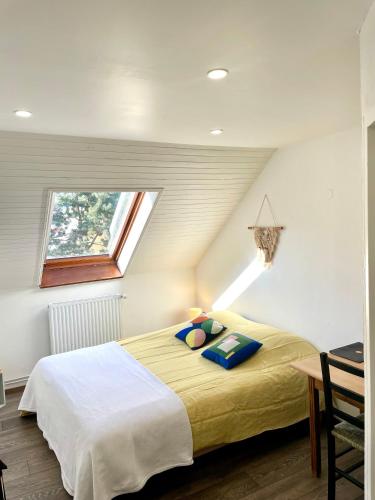 a bedroom with a large bed with a window at Maison L'Aiguille - 2 appartements, 5 chambres et table d'hôtes au pied de la montagne à la station de Laye in Laye