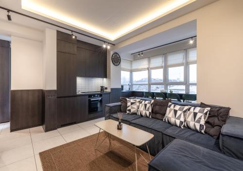 Family 2 bedroom apartment near Most City, 5 этаж في دنيبروبيتروفسك: غرفة معيشة مع أريكة وطاولة