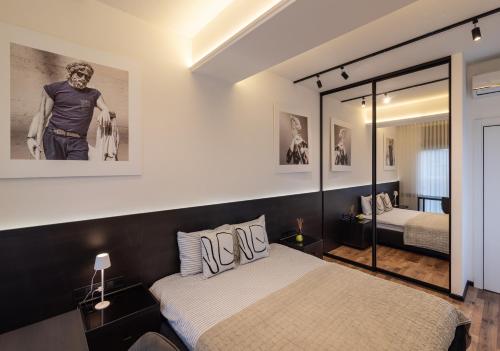 Family 2 bedroom apartment near Most City, 5 этаж في دنيبروبيتروفسك: غرفة نوم بها سريرين ومرآة