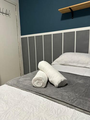 a bed with two towels on top of it at Ap design 002 Cond Cais da Sagração Angelim in São Luís