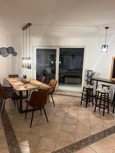 a dining room with a table and chairs at Ferien Haus Chino Bad Kissingen/Garitz in Bad Kissingen