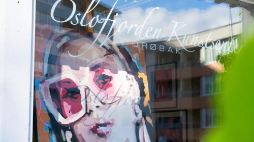 a window of a store with a painting of a dog at Villa Thorse in Husvik
