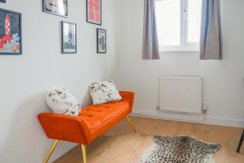 Posezení v ubytování Modern Home with Games Room, Watford