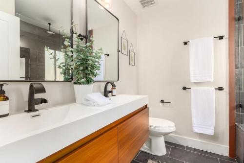 テンピにあるBroadway Palms Family Retreatの洗面台とトイレ付きのバスルーム