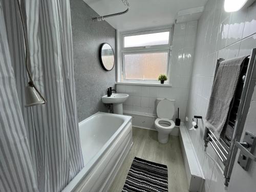 Un baño con bañera, inodoro y lavabo. en HAN 1 Double Room in 4 Bed Flatshare, en Londres