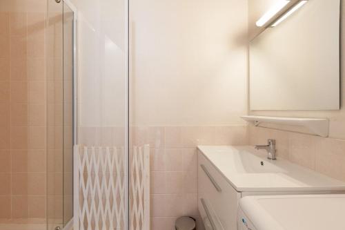 une salle de bain avec une douche, un lavabo et un miroir dans l'établissement Cozy seaside and comfortable apartment, à Saint-Malo