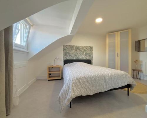 - une chambre blanche avec un lit et un escalier dans l'établissement Chambre cosy avec coin salon, à Montigny-lès-Metz