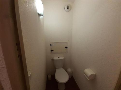 - une petite salle de bains avec toilettes dans une cabine dans l'établissement Chalet Florence - 3 Pièces pour 6 Personnes MAE-2011, à Modane
