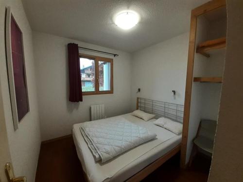 une petite chambre avec un lit et une fenêtre dans l'établissement Chalet Florence - 3 Pièces pour 6 Personnes MAE-2011, à Modane