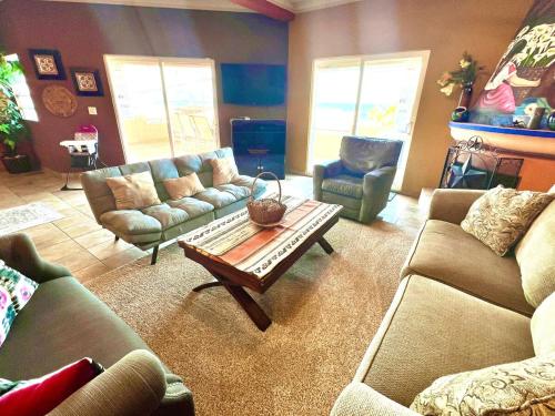 Χώρος καθιστικού στο 1 Min Walk to Beach - Sleeps 14 - AC - WiFi - Near Malecón