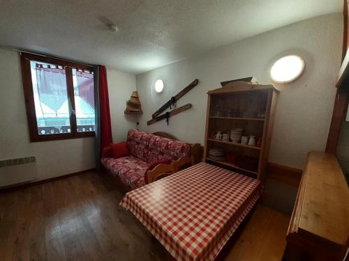 un salon avec un canapé et une table dans l'établissement Résidence Chaviere - Studio pour 4 Personnes MAE-4581, à Modane