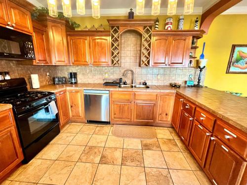 Η κουζίνα ή μικρή κουζίνα στο 1 Min Walk to Beach - Sleeps 14 - AC - WiFi - Near Malecón