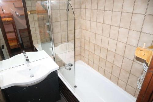 une salle de bain avec un lavabo et une douche dans l'établissement Résidence Le Cairn - Studio pour 4 personnes MAE-4064, aux Orres