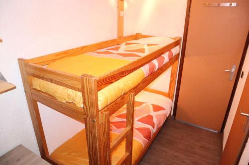 quelques lits superposés dans une chambre dans l'établissement Résidence Le Cairn - Studio pour 4 personnes MAE-4064, aux Orres