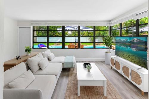 Χώρος καθιστικού στο Charming 4BR Oasis with Saltwater Pool and Parking