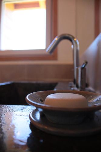 a plate sitting on a counter next to a sink at Cabaña para 4 personas in El Hoyo