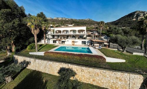une vue aérienne d'une maison avec piscine dans l'établissement Spectacular house, à Vence
