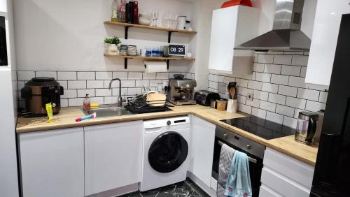 Η κουζίνα ή μικρή κουζίνα στο Modern Room in a Shared Flat near Haymarket